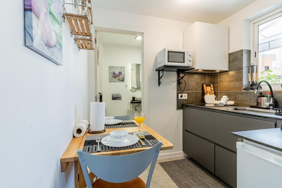 Kitchen or kitchenette, Dining area, stove, toaster