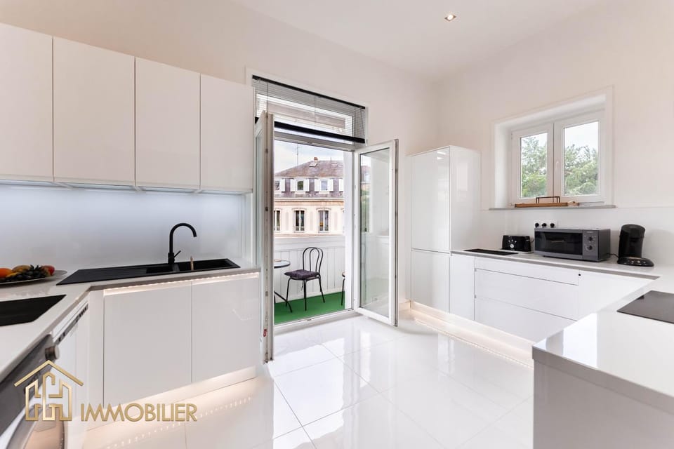 Kitchen or kitchenette, dishwasher, oven, stove