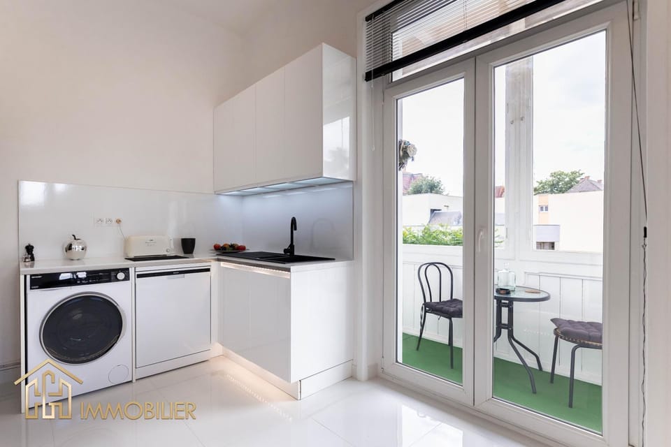Dining area, dishwasher, oven, stove, washing machine
