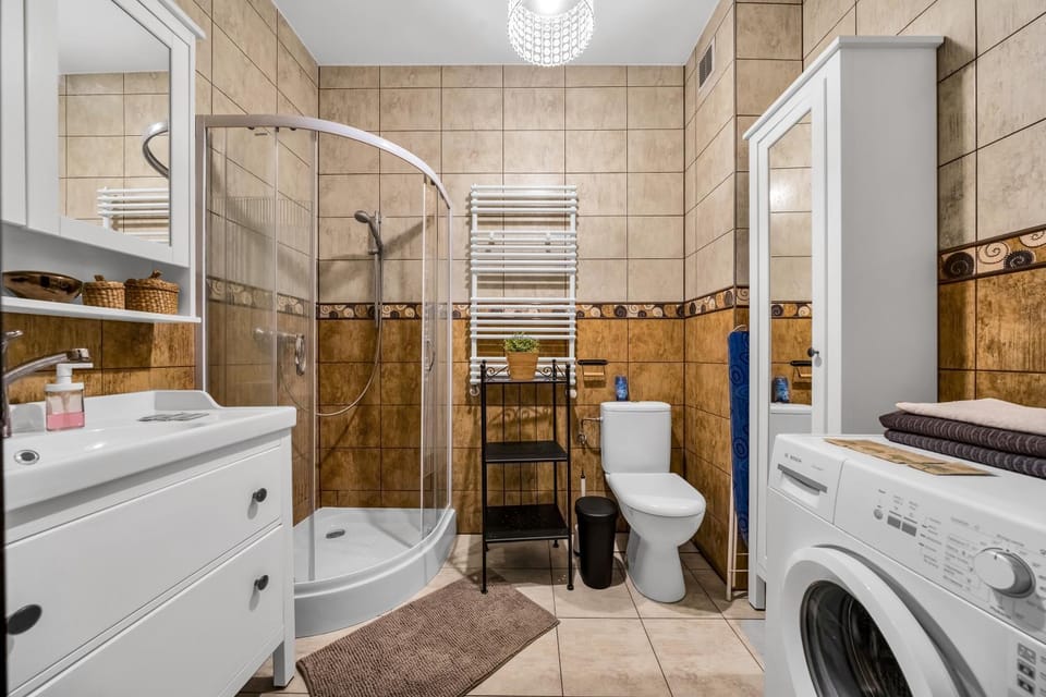 Shower, Toilet, Bathroom, towels, washing machine