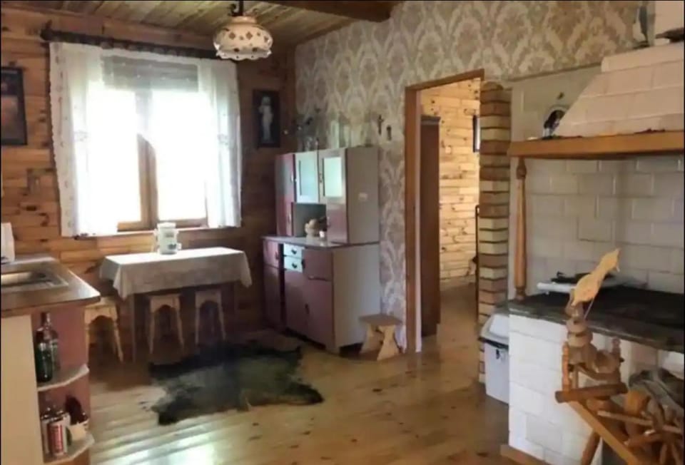 Kitchen or kitchenette, dishwasher, stove