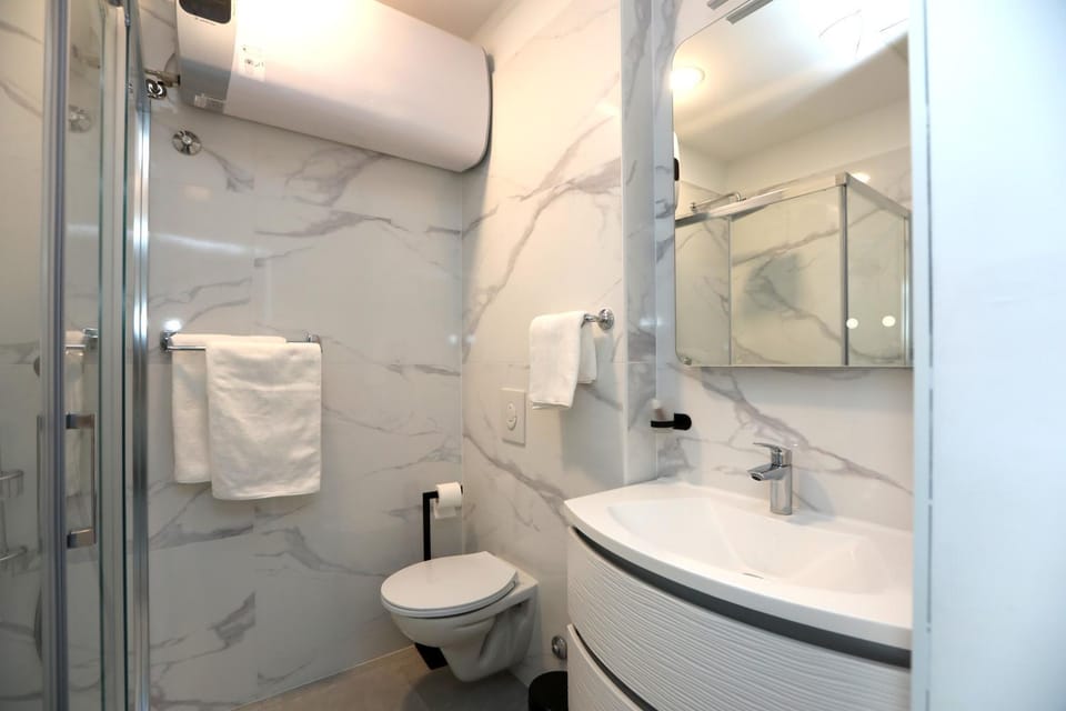 Shower, Toilet, Bathroom, towels