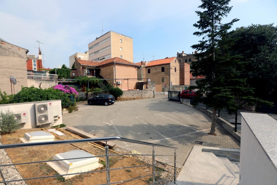 Property building, Day, Neighbourhood, Street view, Parking