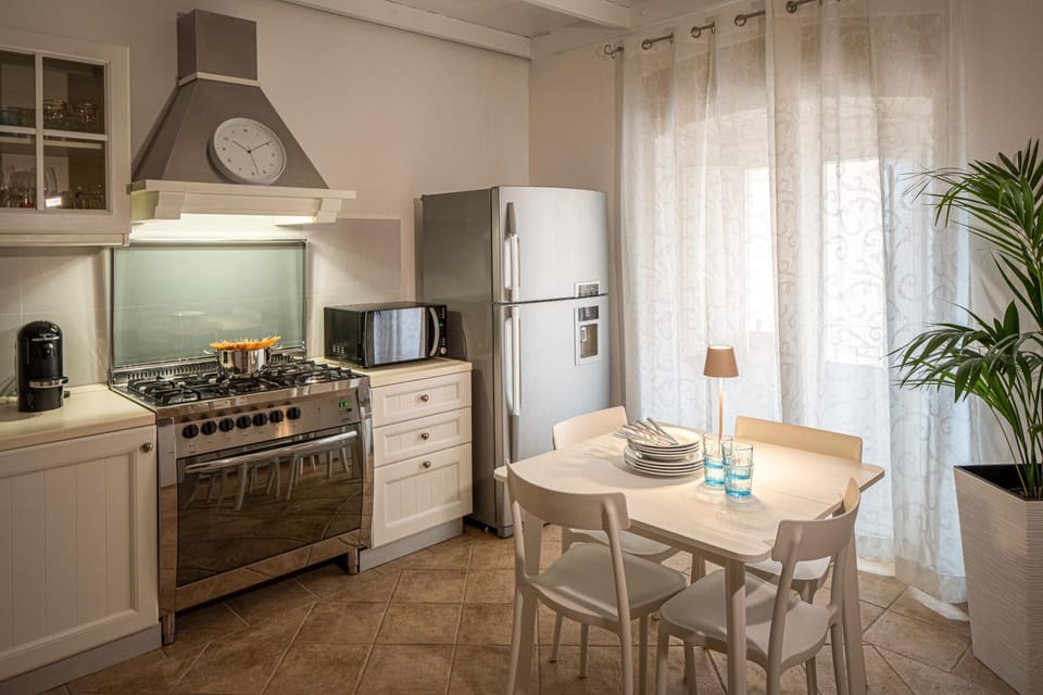 Coffee/tea facilities, Kitchen or kitchenette, Dining area, dishwasher, oven, stove