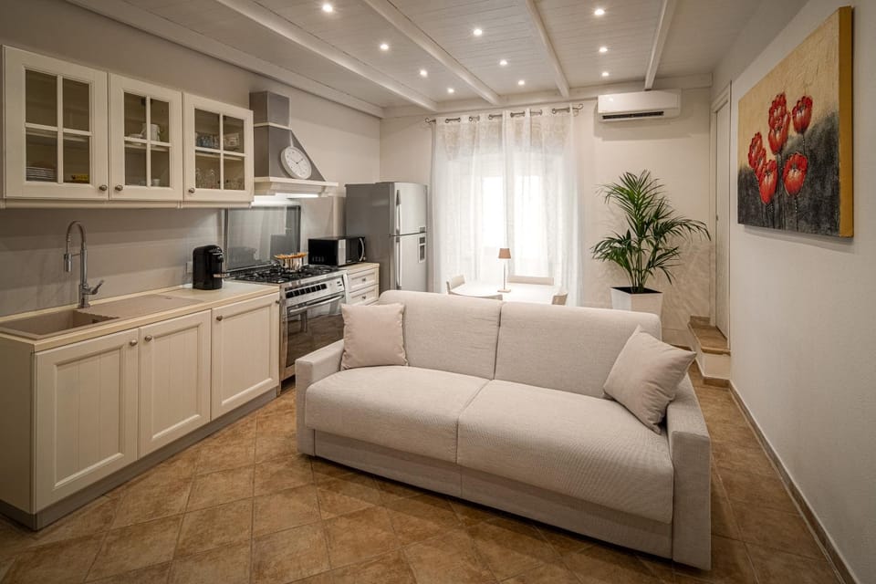 TV and multimedia, Kitchen or kitchenette, Living room, Seating area, oven