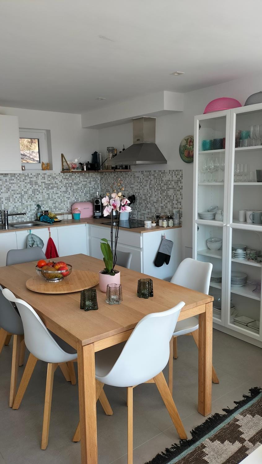 Kitchen or kitchenette, Dining area