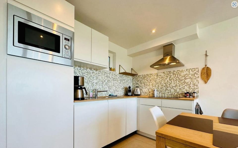 Coffee/tea facilities, oven, stove