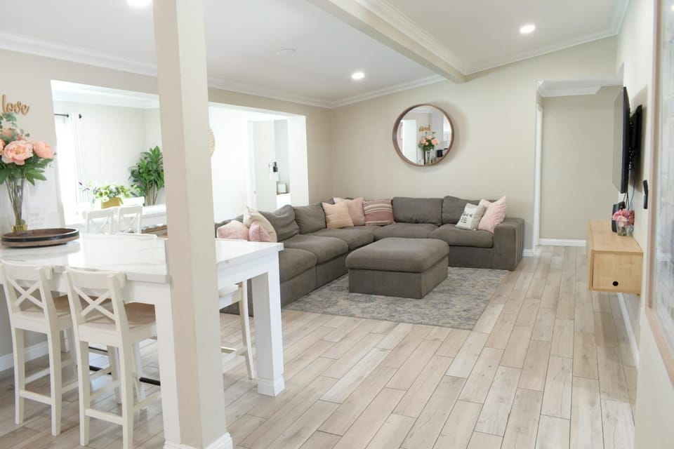 Lux 6BedRoom Villa with Salted Pool, Hot tub and near Disneyland House in Anaheim