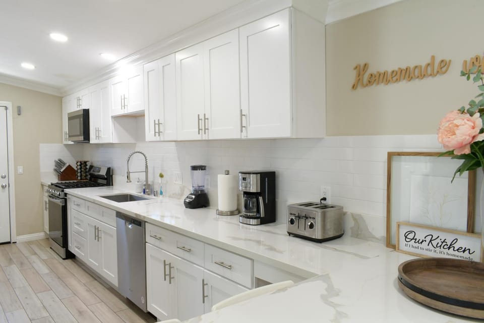 Lux 6BedRoom Villa with Salted Pool, Hot tub and near Disneyland House in Anaheim