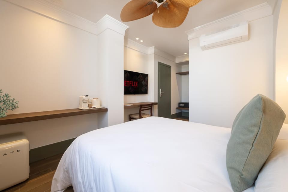 Bed, TV and multimedia, Bedroom