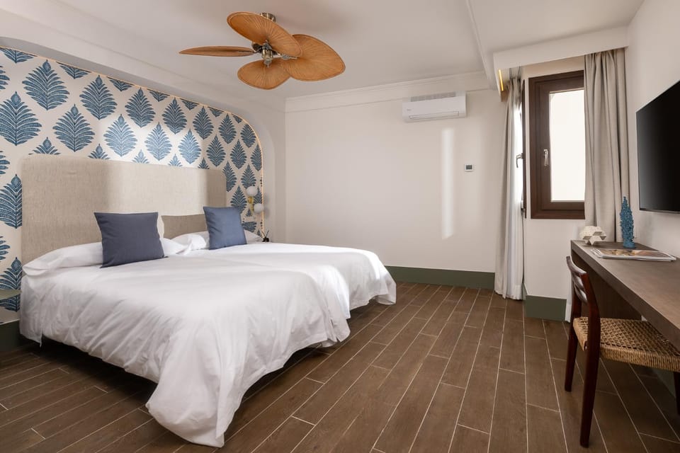 Bed, TV and multimedia, Photo of the whole room, air conditioner