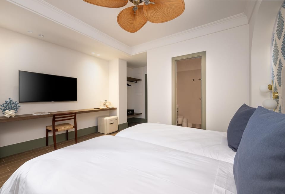 Bed, TV and multimedia, Bedroom