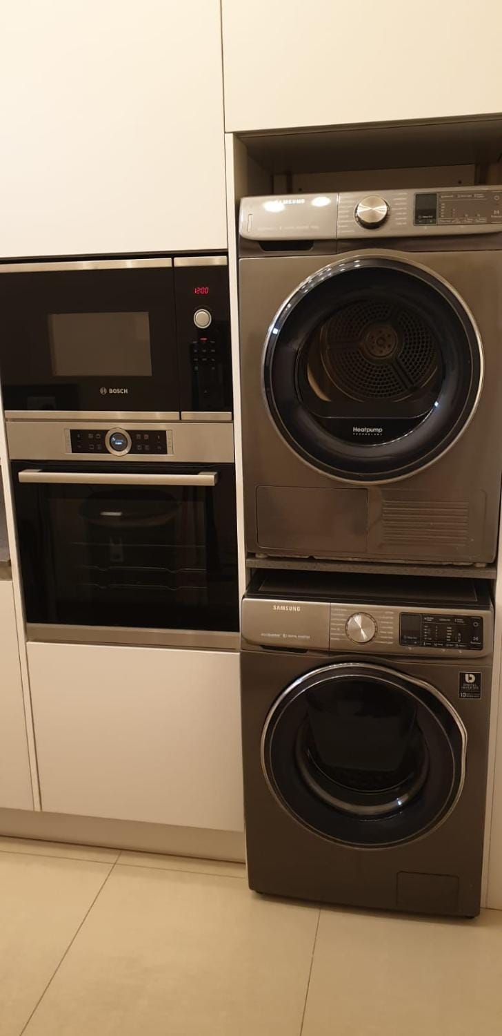 London Luxury 3 bedroom flat, 2 bathrooms, Living Room, free parking, 4 mins to station, garden Apartment in Ilford