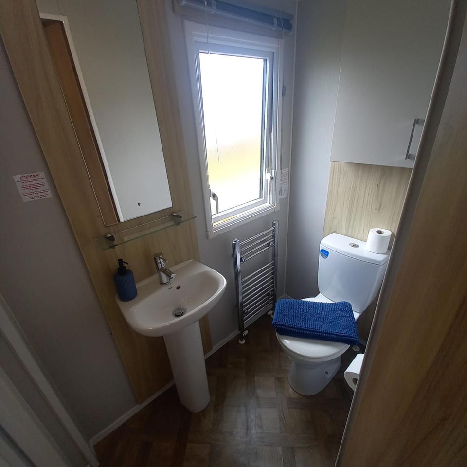 Shower, Toilet