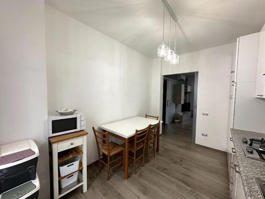 Kitchen or kitchenette, Dining area, stove