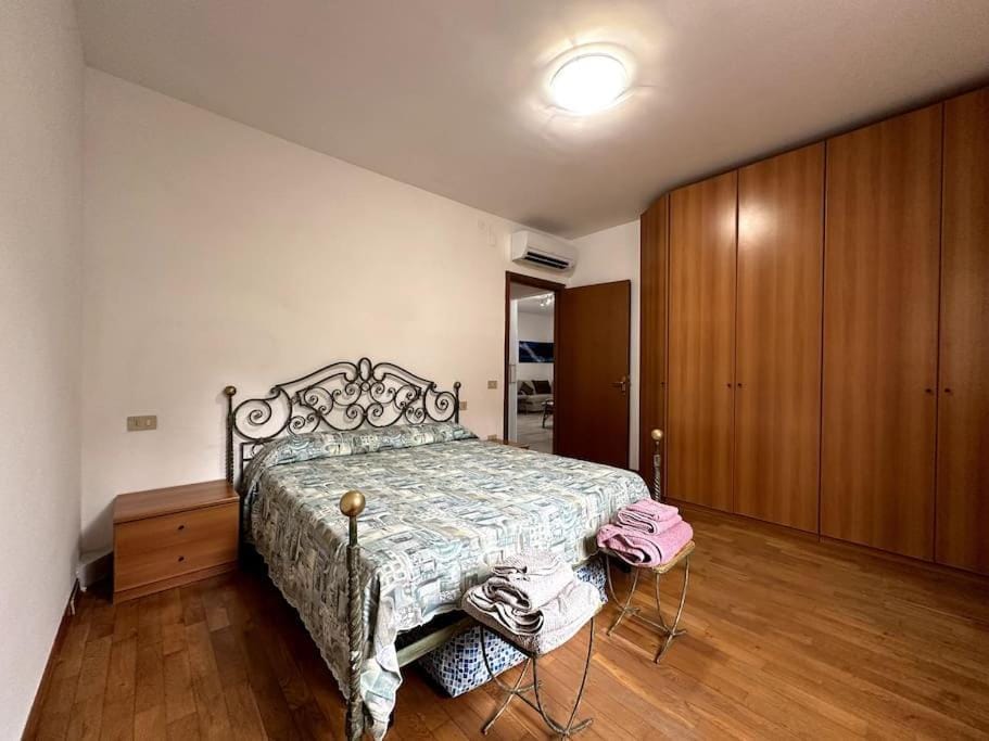 Bedroom, towels, wardrobe