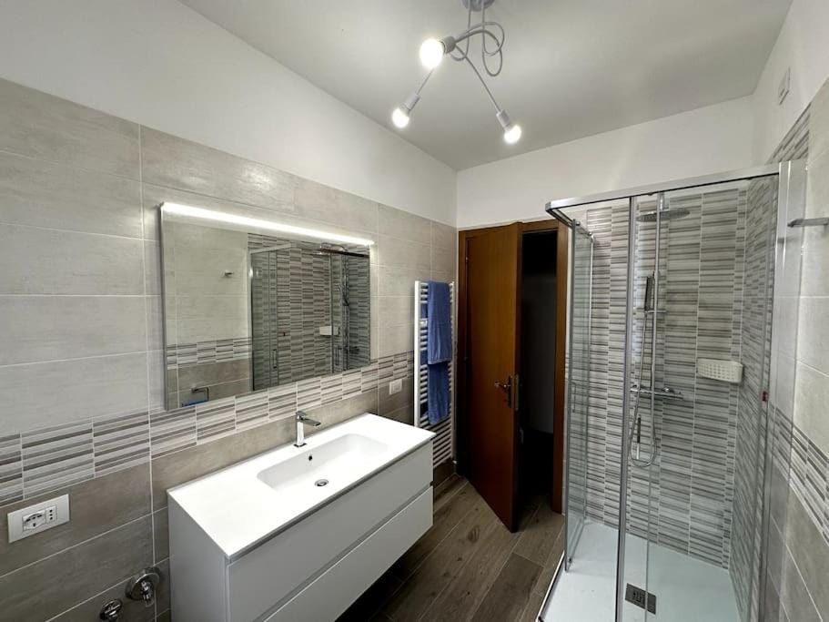 Shower, Bathroom, towels