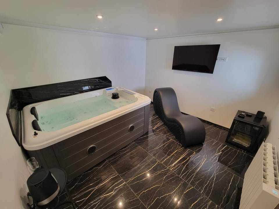 Hot Tub, TV and multimedia, Bath