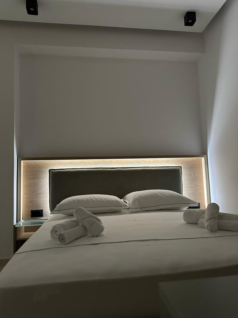 Bed, towels