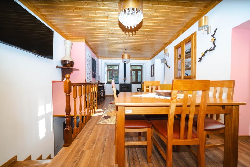 TV and multimedia, Kitchen or kitchenette, Living room, Seating area, Dining area
