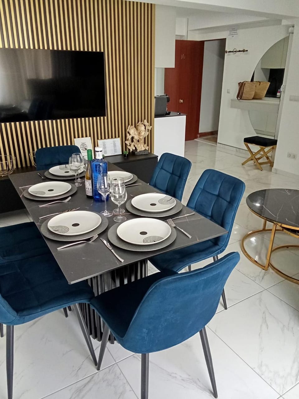 Communal lounge/ TV room, TV and multimedia, Living room, Dining area, Breakfast