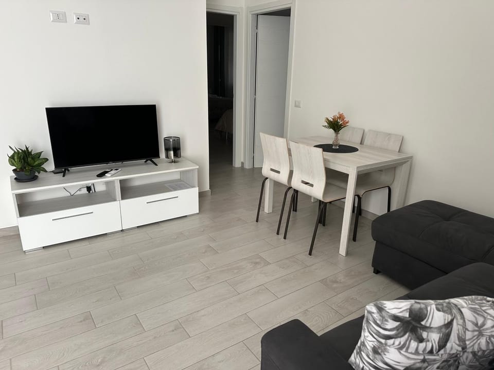 TV and multimedia, Living room, Seating area, Dining area