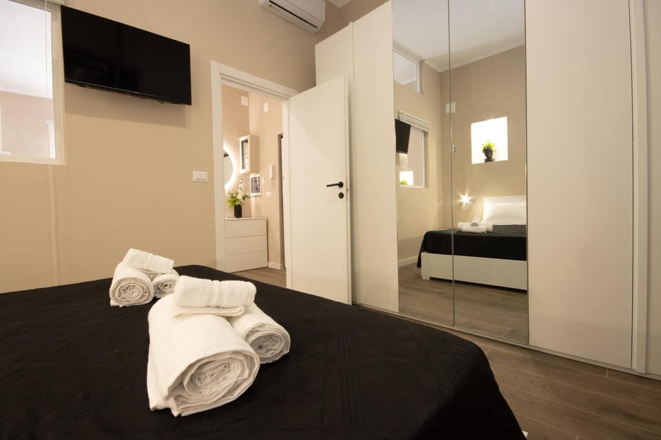 Bed, TV and multimedia, Photo of the whole room, Bedroom, towels, wardrobe, air conditioner