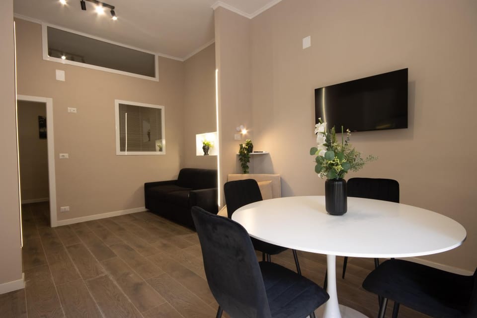 Communal lounge/ TV room, TV and multimedia, Living room, Seating area, Dining area