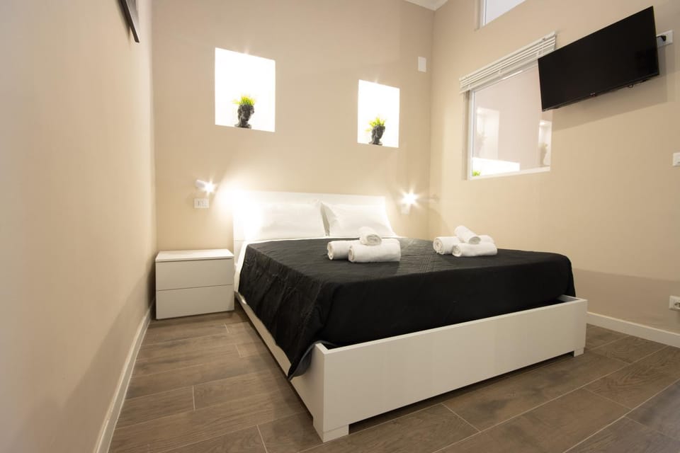 Bed, TV and multimedia, Photo of the whole room, Bedroom, towels