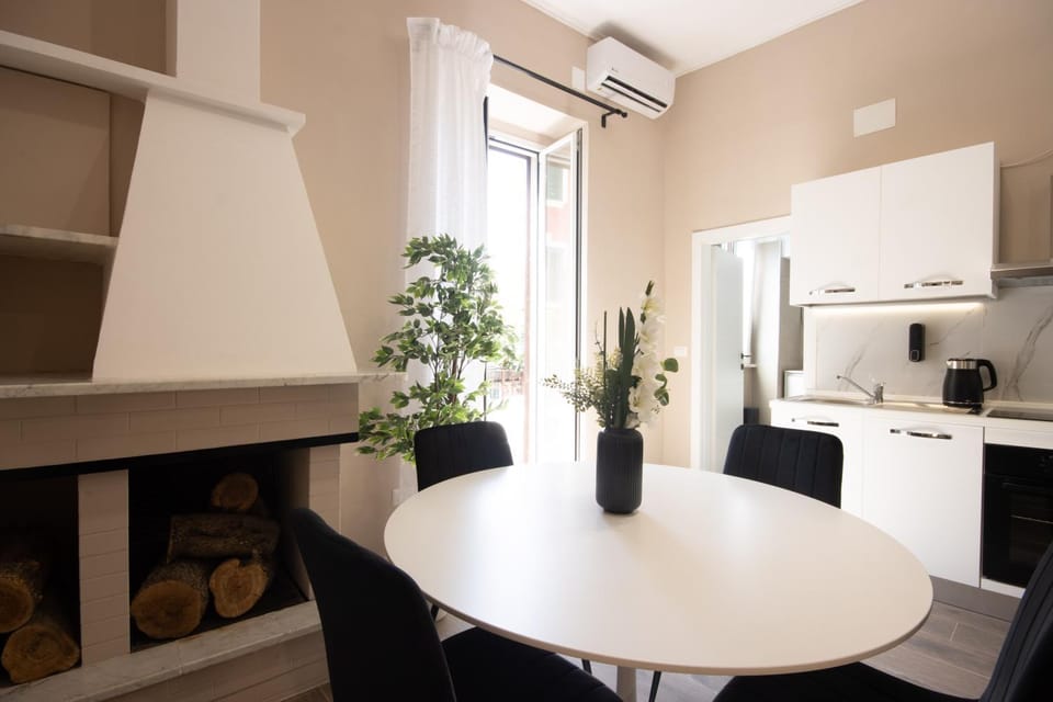Coffee/tea facilities, Living room, Seating area, Dining area, fireplace, oven, stove, air conditioner