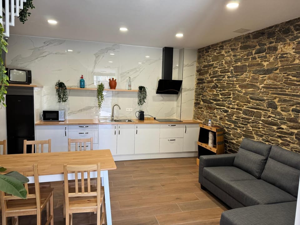 TV and multimedia, Kitchen or kitchenette, Living room, Seating area, Dining area