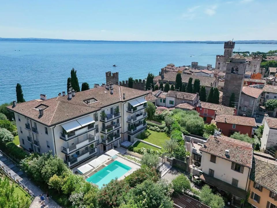 Property building, Nearby landmark, Day, Natural landscape, Bird's eye view, City view, Lake view, Landmark view, Pool view, Swimming pool