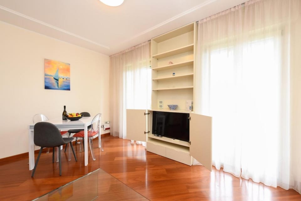 TV and multimedia, Living room, Seating area, Dining area