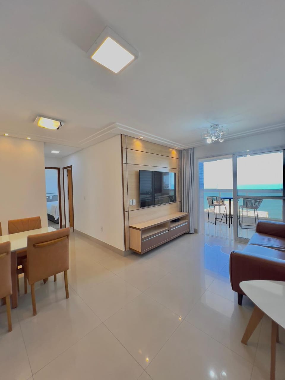 VISTA MAR DESLUMBRANTE, apto novo e moderno, a uma quadra da praia, prédio com piscina, portaria 24h, quartos com ar condicionado, roupas de cama e banho, redes de proteção, TV 65, Wi Fi, Sky, cadeiras de praia, churrasqueira elétrica e 2 garagens Apartment in Guarapari
