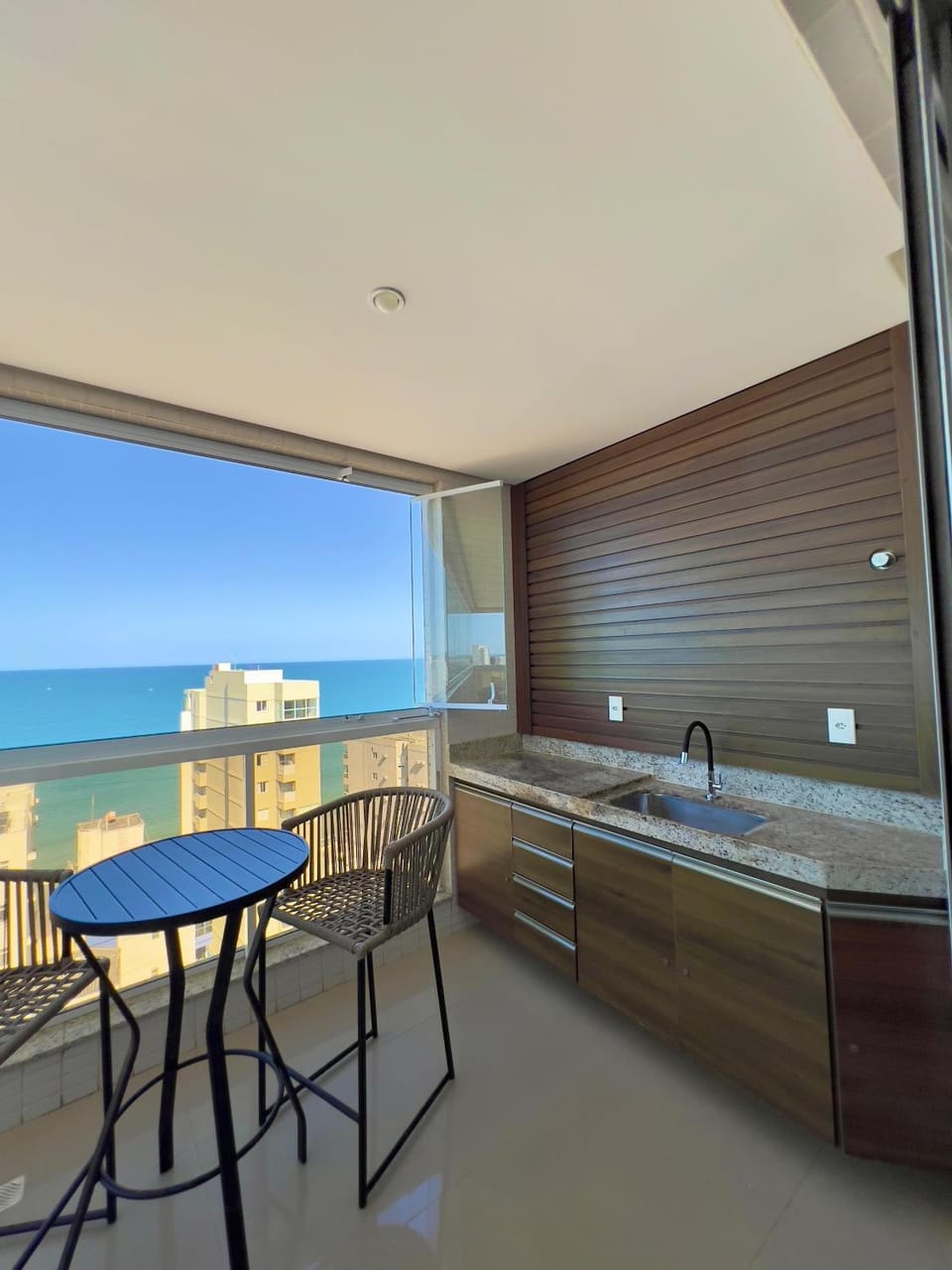 VISTA MAR DESLUMBRANTE, apto novo e moderno, a uma quadra da praia, prédio com piscina, portaria 24h, quartos com ar condicionado, roupas de cama e banho, redes de proteção, TV 65, Wi Fi, Sky, cadeiras de praia, churrasqueira elétrica e 2 garagens Apartment in Guarapari