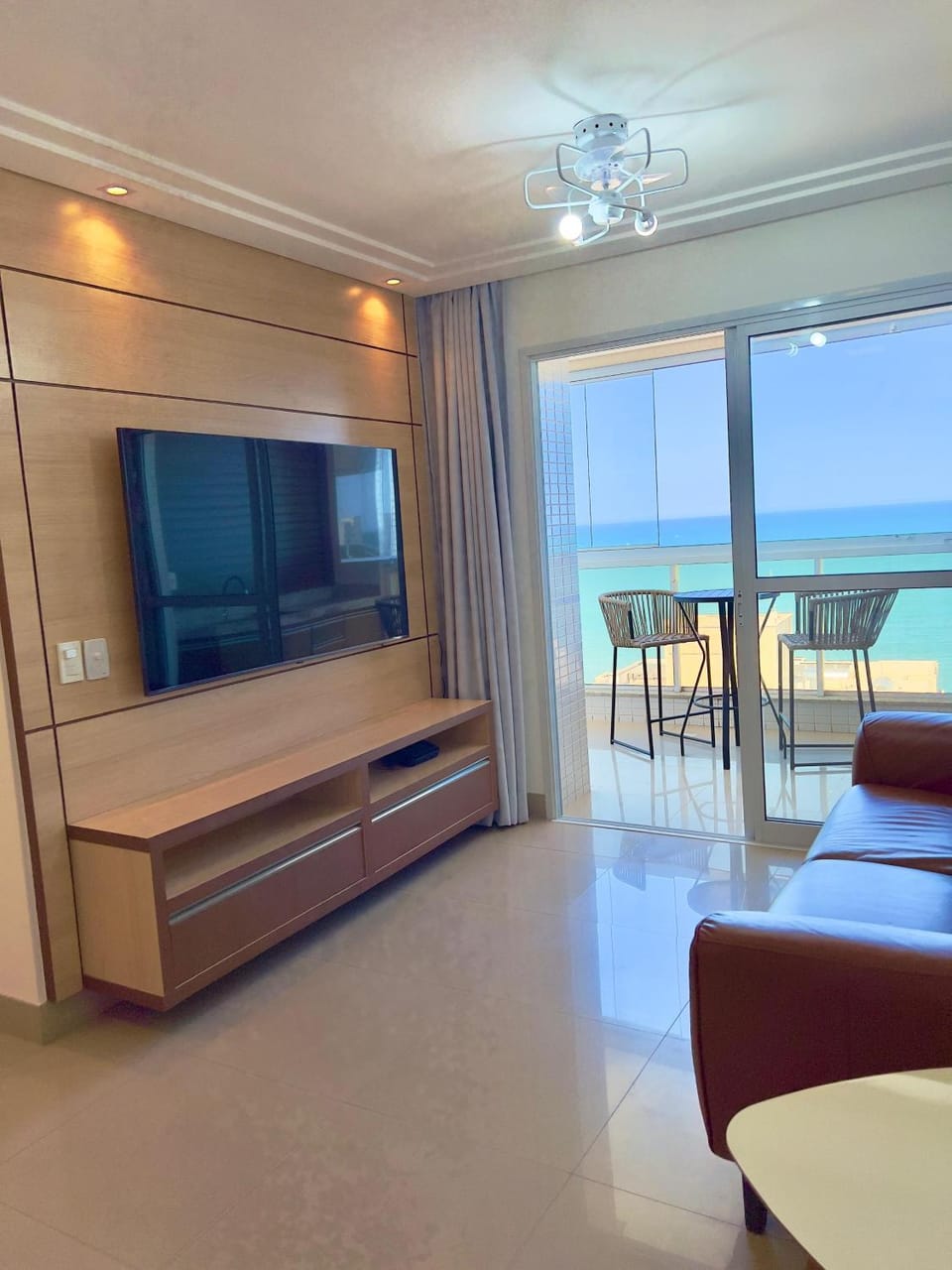 VISTA MAR DESLUMBRANTE, apto novo e moderno, a uma quadra da praia, prédio com piscina, portaria 24h, quartos com ar condicionado, roupas de cama e banho, redes de proteção, TV 65, Wi Fi, Sky, cadeiras de praia, churrasqueira elétrica e 2 garagens Apartment in Guarapari