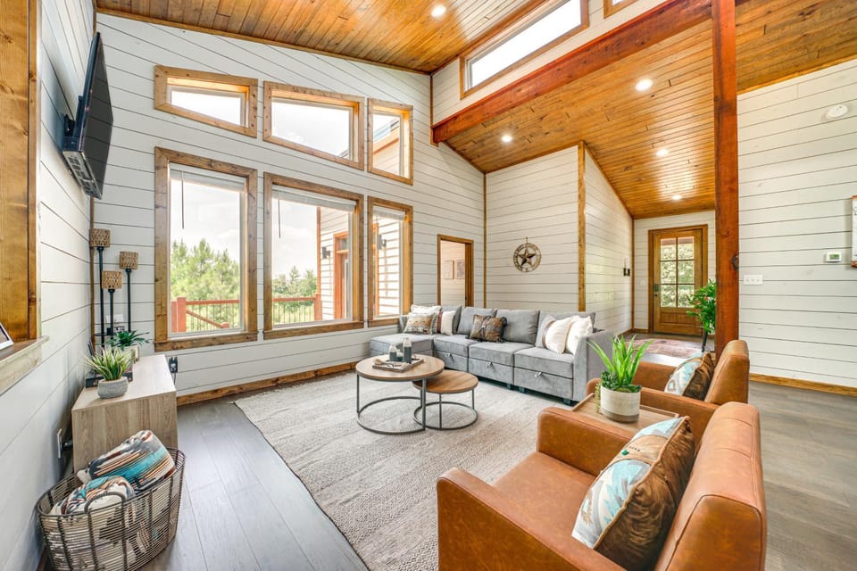 Luxe Broken Bow Home with Hot Tub and Fire Pit! House in Broken Bow