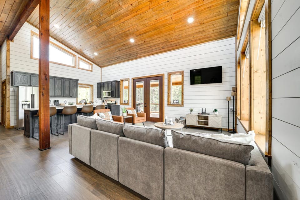 Luxe Broken Bow Home with Hot Tub and Fire Pit! House in Broken Bow