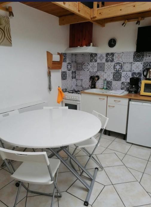Kitchen or kitchenette, Dining area, toaster