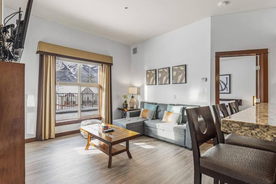 S105 Canmore Stay- Hot tub, gym, parking Mtn Retreat Apartment in Canmore