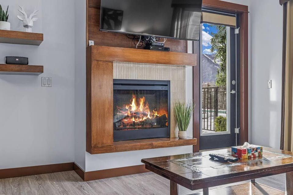 S105 Canmore Stay- Hot tub, gym, parking Mtn Retreat Apartment in Canmore