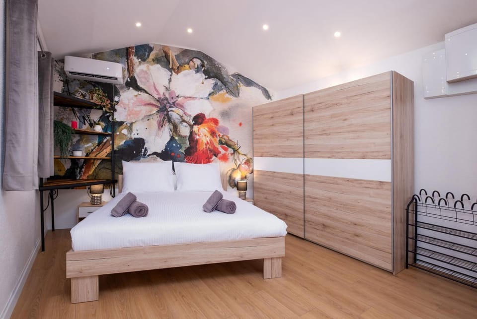 Bed, Bedroom, wardrobe, air conditioner