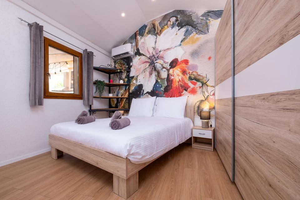 Bed, Bedroom, towels, wardrobe