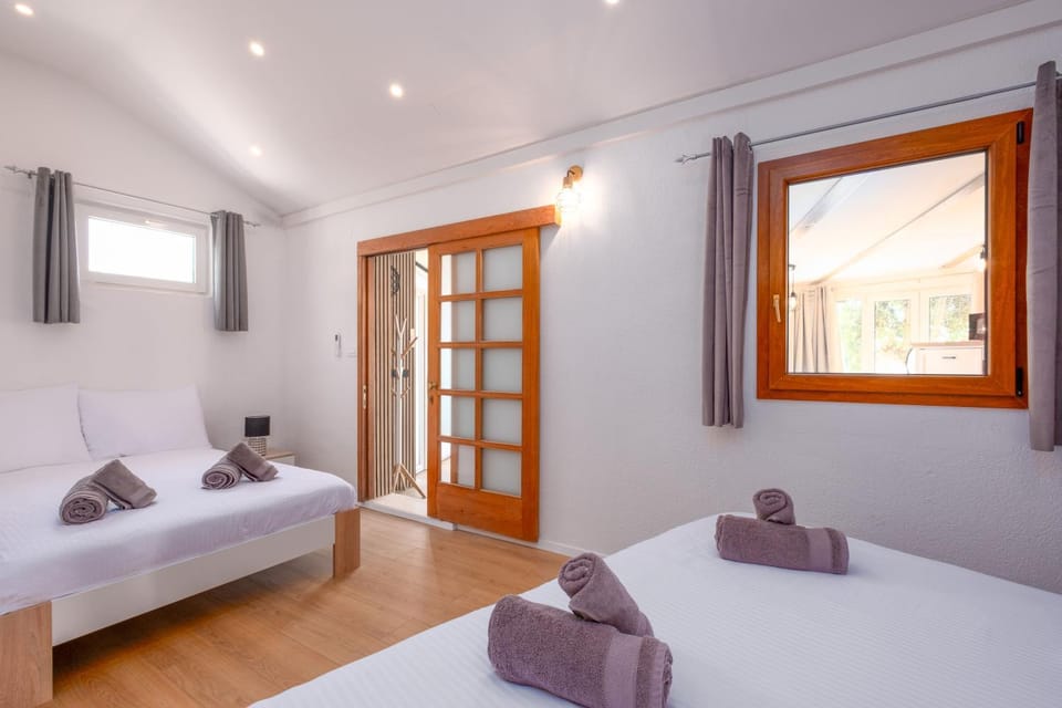 Bed, Photo of the whole room, Bedroom, towels