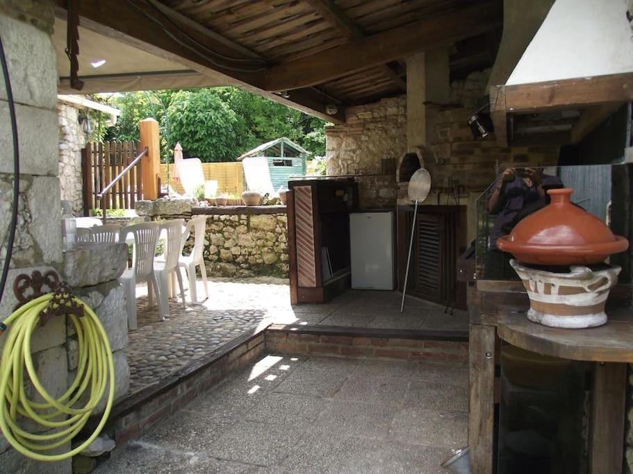 Maison périgourdine avec piscine 10 personnes House in Nouvelle-Aquitaine