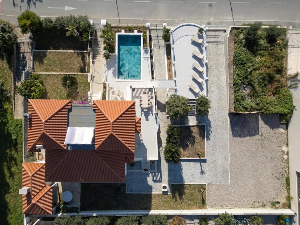 Property building, Day, Bird's eye view, Pool view, Swimming pool, Location, Parking