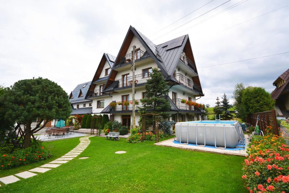 Property building, Summer, Swimming pool