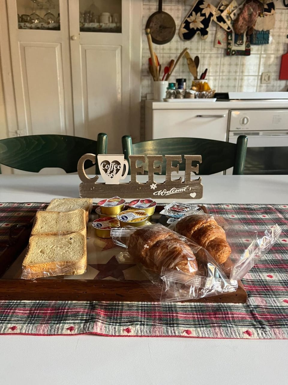 Kitchen or kitchenette, Food and drinks, Food, Breakfast, Continental breakfast