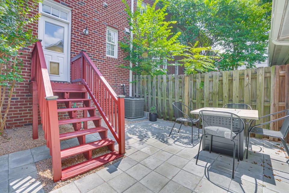 < 1 Mi to Dtwn Greensboro: Townhome w/ Fire Pit House in Greensboro
