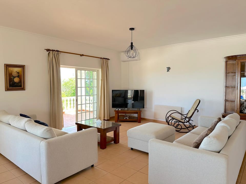 Communal lounge/ TV room, TV and multimedia, Living room, Seating area, Evening entertainment